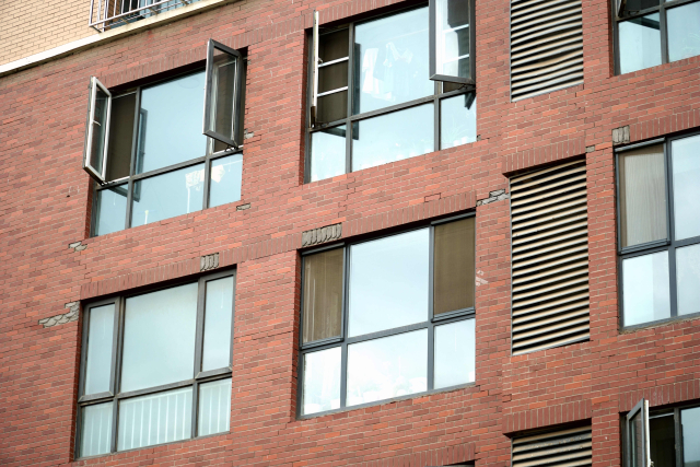 住房滲水壁布發(fā)霉，房屋漏雨到底由誰擔(dān)責(zé)？