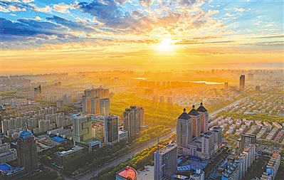     橙色——一縷陽光叫醒銀川。寧夏持續(xù)打好藍(lán)天保衛(wèi)戰(zhàn)，重點(diǎn)開展了重污染天氣消除、臭氧污染防治和柴油貨車污染治理三大攻堅(jiān)戰(zhàn)，推動(dòng)全區(qū)空氣質(zhì)量持續(xù)改善。本報(bào)記者 王猛 攝