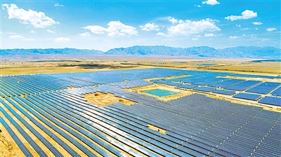     藍(lán)色——藍(lán)天白云下，賀蘭山下成片的光伏板匯聚成藍(lán)色的海洋。我區(qū)新能源裝機(jī)容量突破3000萬千瓦，成為第一大電源，2022年綠電交易規(guī)模位居國網(wǎng)第一。                                                                                             本報(bào)記者 馬楠 攝