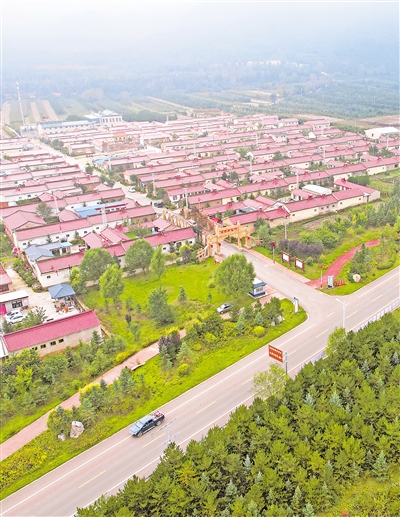     依托六盤山國家森林公園、老龍?zhí)毒皡^(qū)等生態(tài)資源，涇源縣大力發(fā)展農家樂，帶動村民增收致富。