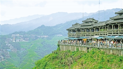 8月27日，在廣西桂林市龍勝各族自治縣大寨村，前來觀看龍脊梯田的游客絡(luò)繹不絕。