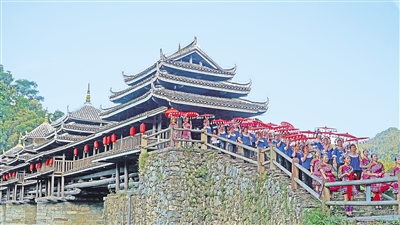     8月26日，三江侗族自治縣程陽八寨景區(qū)。程陽八寨位于三江侗族自治縣林溪鎮(zhèn)，立足中國侗族原生態(tài)旅游資源，通過旅游銷售油茶、茶葉、侗族工藝品等提高群眾收入。