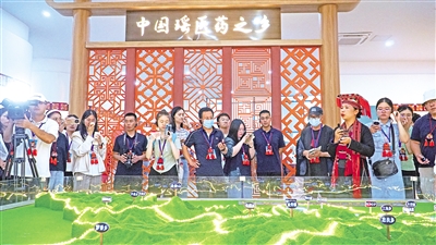     8月24日，記者一行走進“中國瑤醫(yī)藥之鄉(xiāng)”廣西來賓市金秀瑤族自治縣。