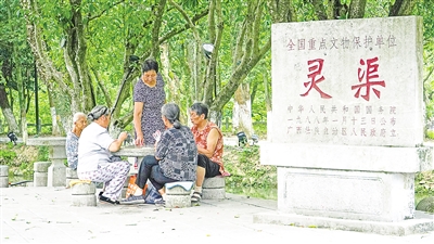     靈渠位于廣西壯族自治區(qū)桂林市興安縣，全長36.4公里，是連接長江流域和珠江流域的一條古代運河。水清岸綠渠暢景美，每年吸引游客100多萬人次。