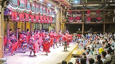     8月27日，在廣西桂林市龍勝各族自治縣龍脊鎮(zhèn)黃洛瑤寨，紅瑤姑娘表演曬紅衣，紅瑤梳長發(fā)等特色活動。黃洛瑤寨共有83戶，348人，獲評“首批中國少數(shù)民族特色村寨”。