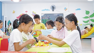     柳州市三江侗族自治縣古宜鎮(zhèn)南站社區(qū)兒童活動室，小朋友在玩游戲。